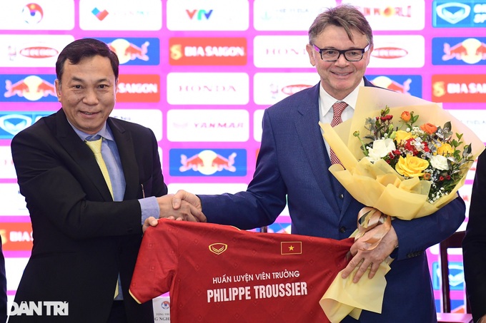 HLV Troussier: "Vé dự World Cup 2026 không xa vời với bóng đá Việt Nam" -  Đài Phát Thanh và Truyền Hình Lạng Sơn