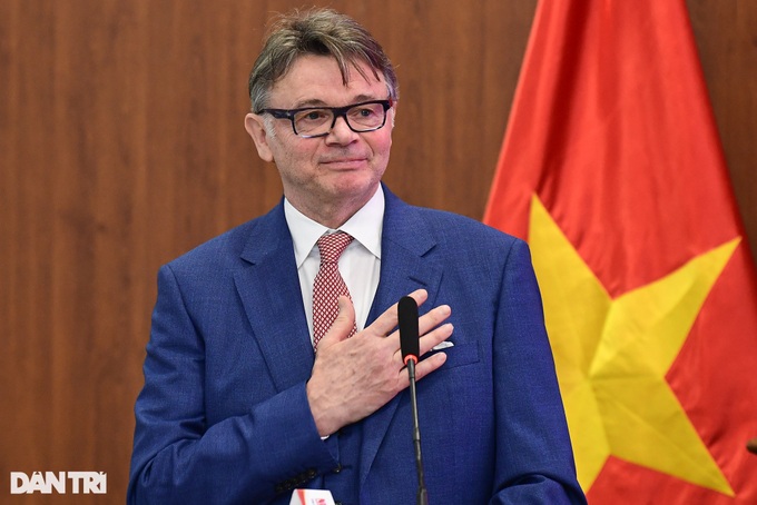 HLV Troussier: Vé dự World Cup 2026 không xa vời với bóng đá Việt Nam - 2