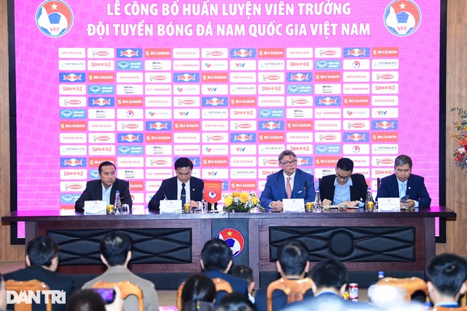 HLV Troussier: Vé dự World Cup 2026 không xa vời với bóng đá Việt Nam - 8