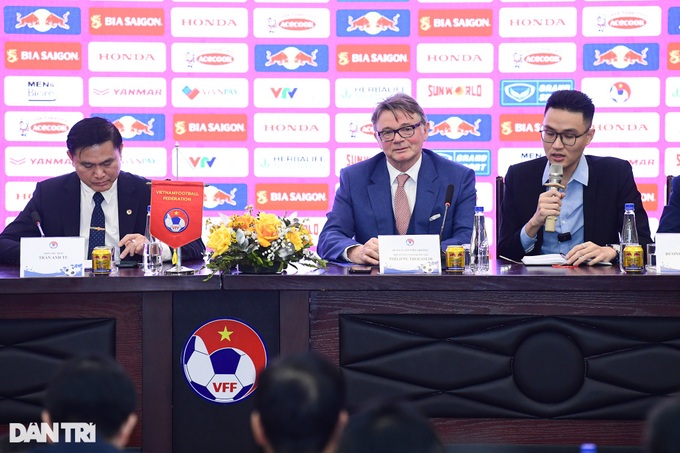 HLV Troussier: Vé dự World Cup 2026 không xa vời với bóng đá Việt Nam - 6