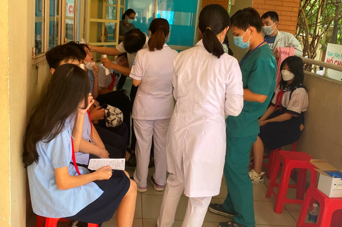 Hàng trăm học sinh 2 trường học ở TPHCM sốt bất thường, nghi nhiễm virus - 1