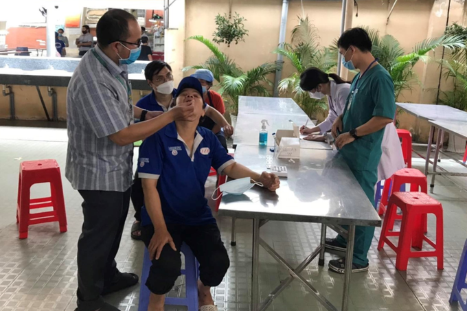 Hàng trăm học sinh 2 trường học ở TPHCM sốt bất thường, nghi nhiễm virus - 2