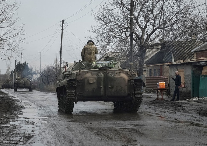 Nga tăng mạnh hỏa lực, Ukraine có thể rút quân khỏi pháo đài miền Đông - 1