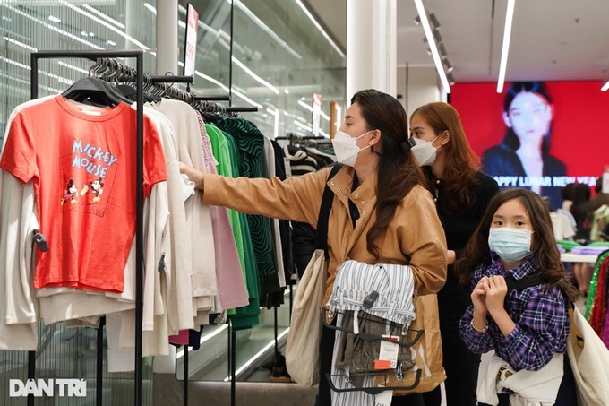 Theo B. G, hạn chế mua sắm quần áo, không chạy theo các chương trình giảm giá cũng là một cách hay để tiết kiệm. (Ảnh minh họa: Quân Đỗ).