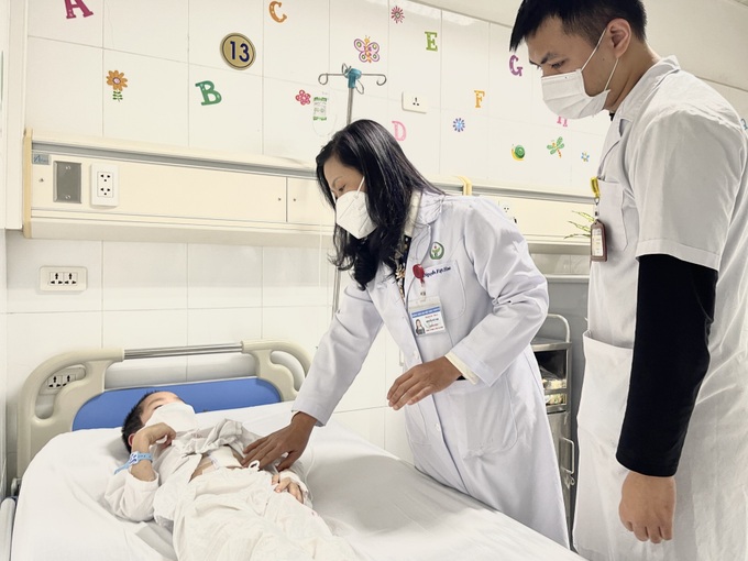 Bé 8 tuổi ở Hà Nội nôn mửa 4 ngày vì khối thức ăn to đùng trong ruột - 1 Bé 8 tuổi ở Hà Nội nôn mửa 4 ngày vì khối thức ăn to đùng trong ruột - 1