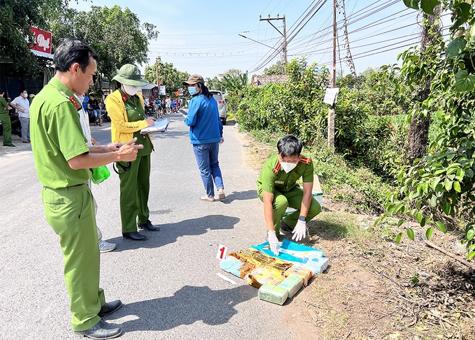 Gặp công an, nhiều người trên ô tô ném ma túy, chạy tán loạn trong đêm - 2