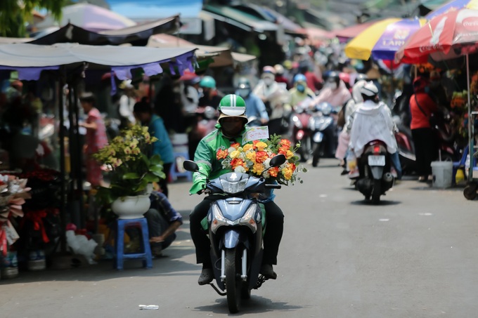 Tài xế xe ôm công nghệ giảm 50% thu nhập, hết thời vàng son - 1