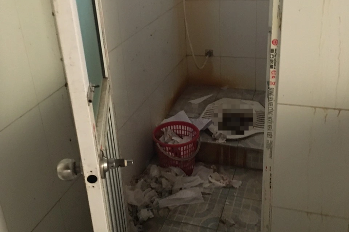 Ám ảnh nhà vệ sinh trường học: Học sinh bỏ dở buổi về nhà giải quyết - 1