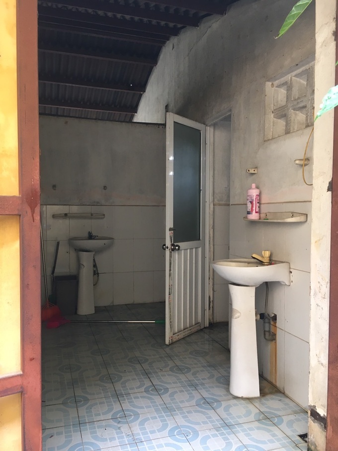 Ám ảnh nhà vệ sinh trường học: Học sinh bỏ dở buổi về nhà giải quyết - 3 Ám ảnh nhà vệ sinh trường học: Học sinh bỏ dở buổi về nhà giải quyết - 3