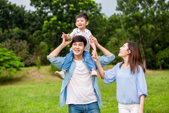 Những cách để bố mẹ thêm gắn kết với con cái | Báo Dân trí