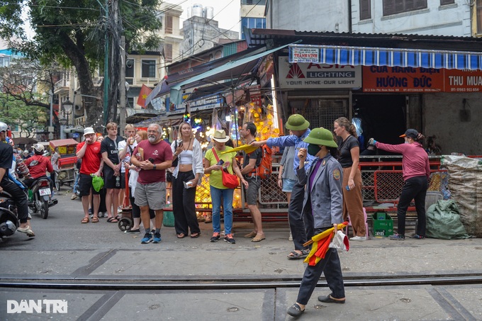 Tàu vừa đi qua, hàng trăm du khách ùa vào phố cà phê đường tàu ở Hà Nội - 8