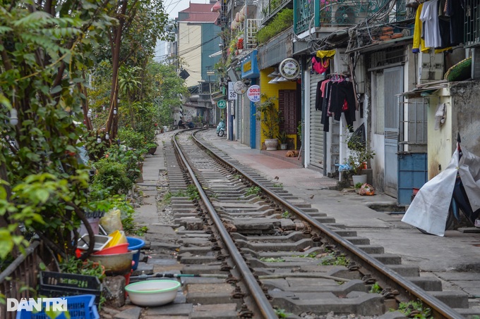 Tàu vừa đi qua, hàng trăm du khách ùa vào phố cà phê đường tàu ở Hà Nội - 7