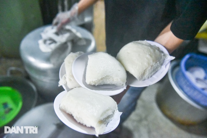 Quán bánh bao vuông lạ mắt 33 năm tuổi, khách xếp hàng chờ mua ở Hà Nội - 2 Quán bánh bao vuông lạ mắt 33 năm tuổi, khách xếp hàng chờ mua ở Hà Nội - 2