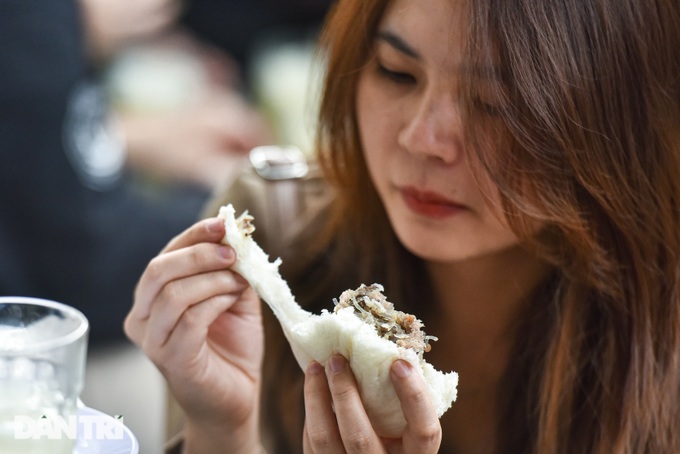 Quán bánh bao vuông lạ mắt 33 năm tuổi, khách xếp hàng chờ mua ở Hà Nội - 4 Quán bánh bao vuông lạ mắt 33 năm tuổi, khách xếp hàng chờ mua ở Hà Nội - 4
