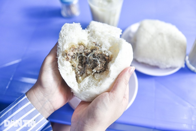 Quán bánh bao vuông lạ mắt 33 năm tuổi, khách xếp hàng chờ mua ở Hà Nội - 3 Quán bánh bao vuông lạ mắt 33 năm tuổi, khách xếp hàng chờ mua ở Hà Nội - 3