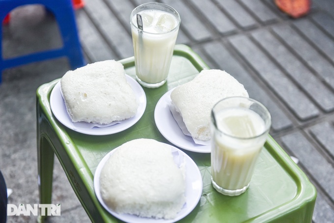 Quán bánh bao vuông lạ mắt 33 năm tuổi, khách xếp hàng chờ mua ở Hà Nội - 9 Quán bánh bao vuông lạ mắt 33 năm tuổi, khách xếp hàng chờ mua ở Hà Nội - 9