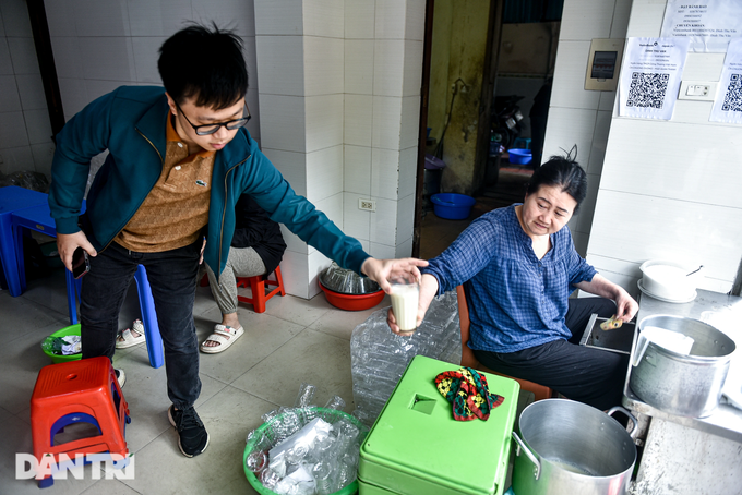 Quán bánh bao vuông lạ mắt 33 năm tuổi, khách xếp hàng chờ mua ở Hà Nội - 5 Quán bánh bao vuông lạ mắt 33 năm tuổi, khách xếp hàng chờ mua ở Hà Nội - 5