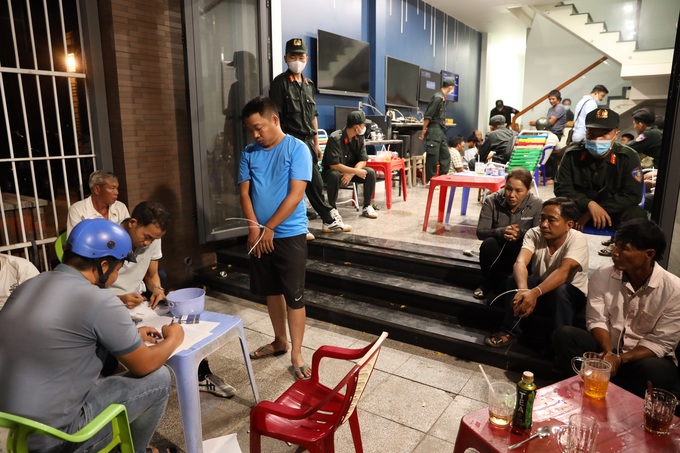 Tây Ninh triệt phá 2 nhóm đánh bạc tại quán cà phê - 1