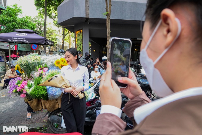 Xe hoa hút giới trẻ TPHCM đến check-in, bà chủ bán 200 bó/ngày - 2