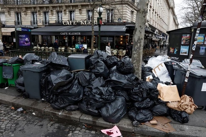 Đình công kéo dài, Paris ngập rác - 1