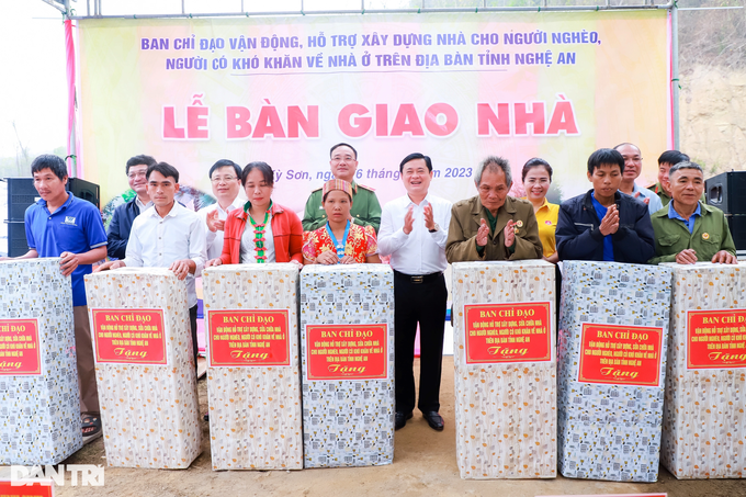 Người nghèo ở biên giới nhận những căn nhà đầu tiên hỗ trợ 2.400 hộ khó - 5 Người nghèo ở biên giới nhận những căn nhà đầu tiên hỗ trợ 2.400 hộ khó - 5