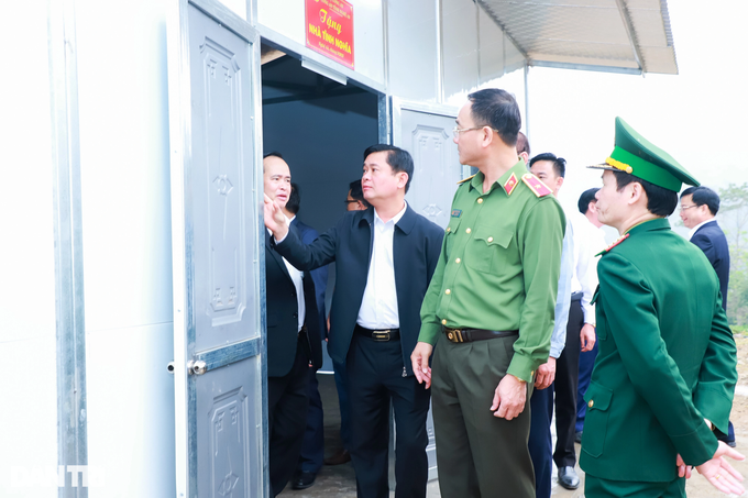 Người nghèo ở biên giới nhận những căn nhà đầu tiên hỗ trợ 2.400 hộ khó - 2 Người nghèo ở biên giới nhận những căn nhà đầu tiên hỗ trợ 2.400 hộ khó - 2