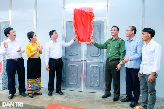 Người nghèo ở biên giới nhận những căn nhà đầu tiên hỗ trợ 2.400 hộ khó - 3 Người nghèo ở biên giới nhận những căn nhà đầu tiên hỗ trợ 2.400 hộ khó - 3