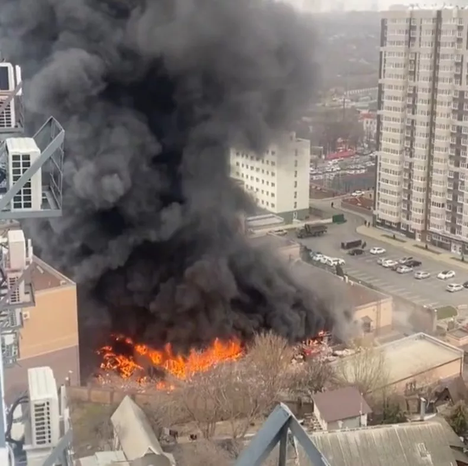 Cháy lớn tại trụ sở cơ quan an ninh Nga ở khu vực giáp Ukraine - 1