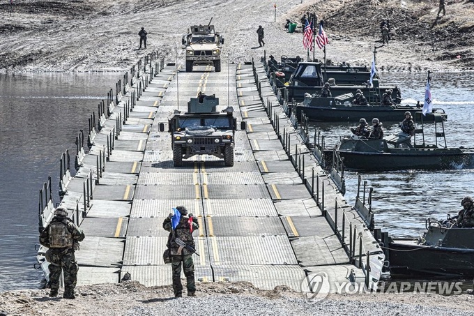 Quân đội Mỹ - Hàn tập trận vượt sông gần biên giới với Triều Tiên - 1