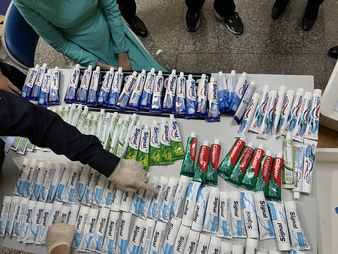 Vụ 4 tiếp viên Vietnam Airlines mang ma túy: 154 hộp kem đánh răng ngụy tạo - 1