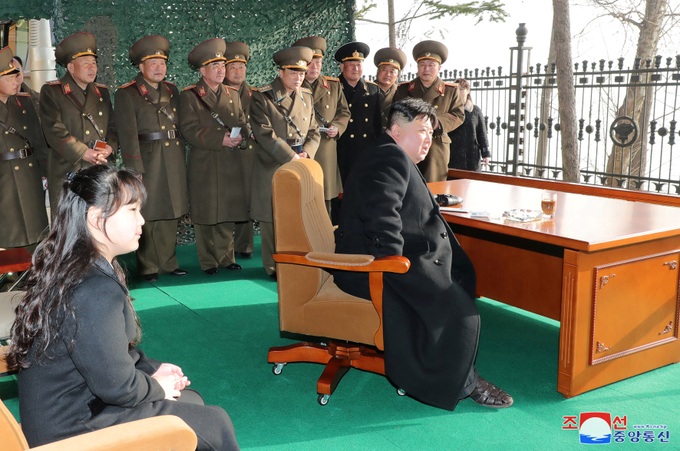 Ông Kim Jong-un đưa con gái thị sát vụ phóng tên lửa - 1