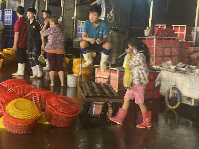 Những đứa trẻ phiêu dạt ở chợ đầu mối - 2 Những đứa trẻ phiêu dạt ở chợ đầu mối - 2