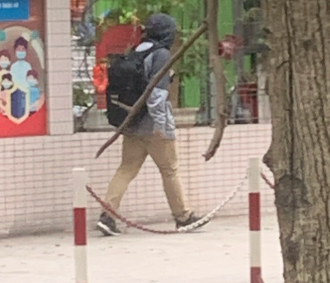 Hà Nội: Cảnh báo đối tượng lạ lảng vảng quanh trường học - 2 Hà Nội: Cảnh báo đối tượng lạ lảng vảng quanh trường học - 2