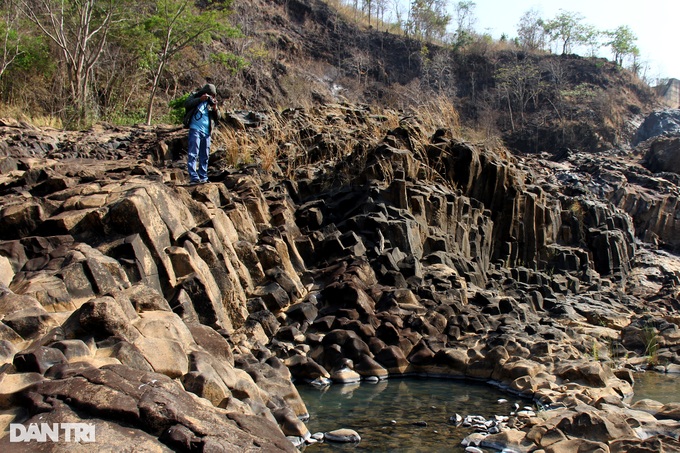 Cận cảnh vẻ đẹp hùng vĩ của bãi đá cổ triệu năm tuổi mới lộ diện ở Gia Lai - 4