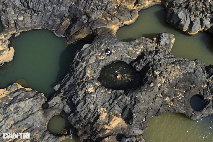 Cận cảnh vẻ đẹp hùng vĩ của bãi đá cổ triệu năm tuổi mới lộ diện ở Gia Lai - 9