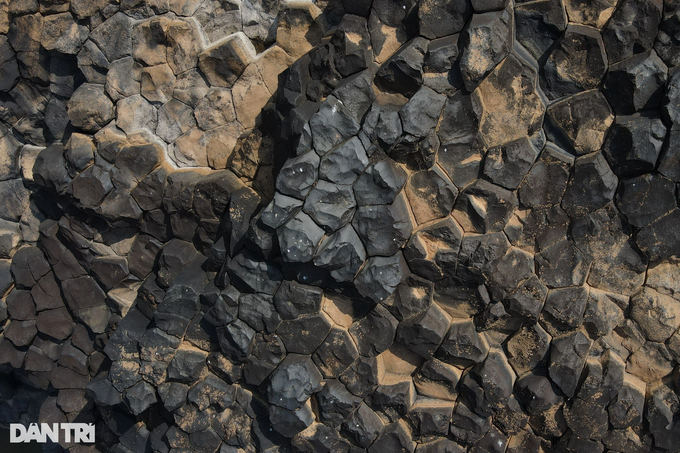 Cận cảnh vẻ đẹp hùng vĩ của bãi đá cổ triệu năm tuổi mới lộ diện ở Gia Lai - 2