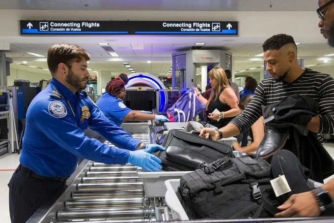 Xách đồ giúp người lạ ở sân bay, nguy cơ thành tội phạm trong tích tắc - 2