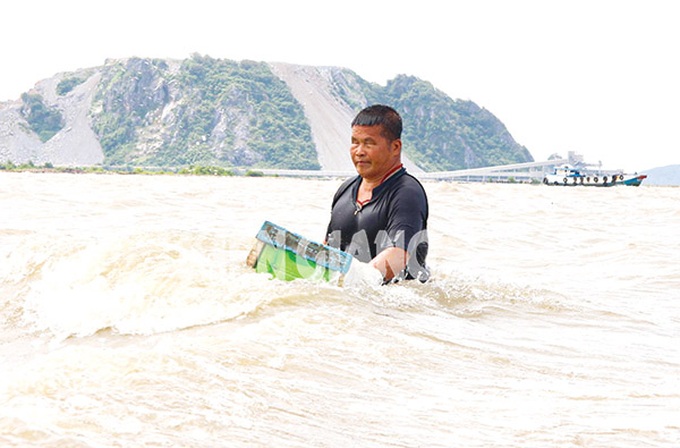 Người đàn ông mù lặn như rái cá, bắt cá thiện xạ, cả làng phục sát đất - 1