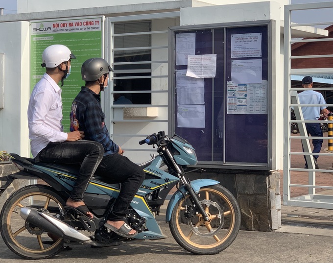 Hàng trăm lao động chen chân nộp hồ sơ xin việc gây xôn xao mạng xã hội - 2