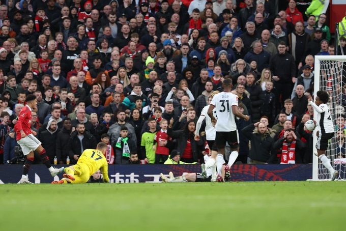 Nhận liền 3 thẻ đỏ, một quả phạt đền, Fulham thua ngược Man Utd - 2