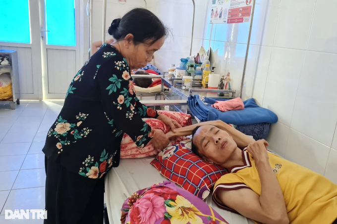 Ông mất rồi, mong mọi người cứu con trai bà với - 3 Ông mất rồi, mong mọi người cứu con trai bà với - 3