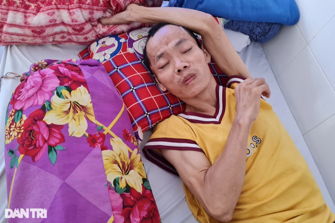 Ông mất rồi, mong mọi người cứu con trai bà với - 4 Ông mất rồi, mong mọi người cứu con trai bà với - 4