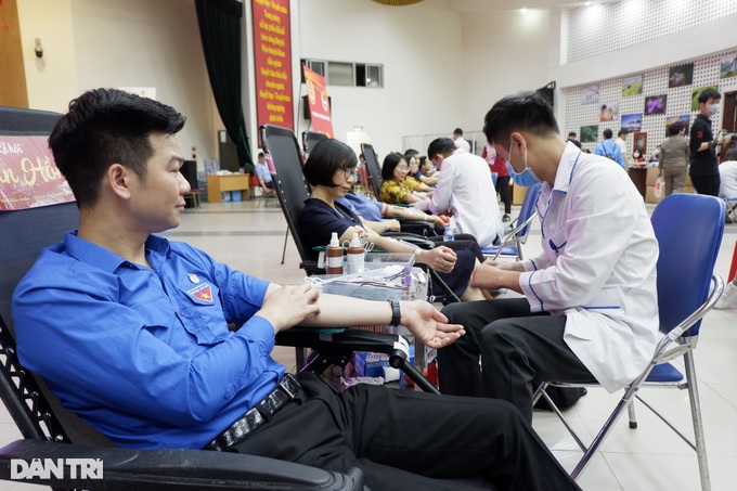 Hàng trăm cán bộ Bộ LĐ-TBXH tham gia hiến máu tình nguyện - 1