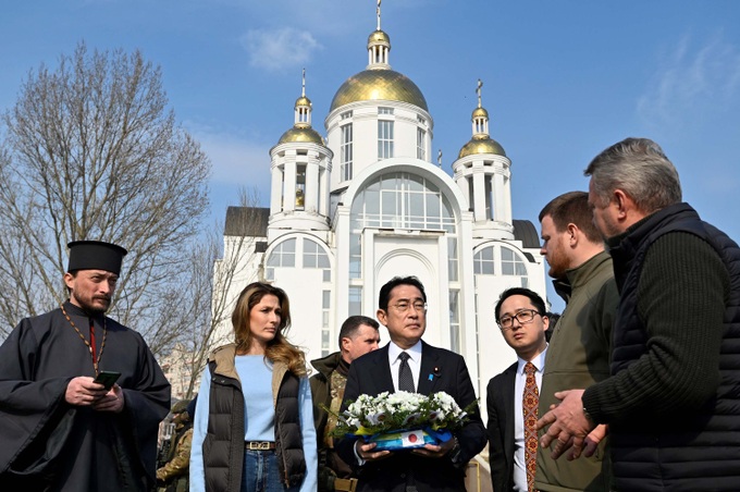 Thủ tướng Nhật Bản đến Kiev, bắt đầu thăm chính thức Ukraine - 1 Thủ tướng Nhật Bản đến Kiev, bắt đầu thăm chính thức Ukraine - 1