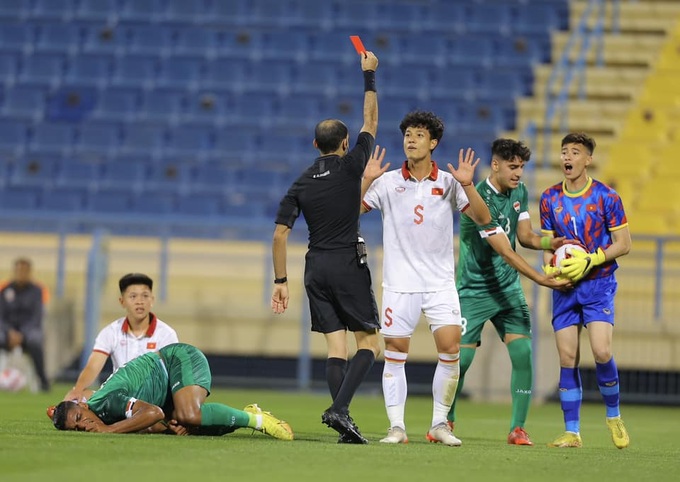 Bị đuổi 2 cầu thủ, U23 Việt Nam thua đậm trước U23 Iraq - 1