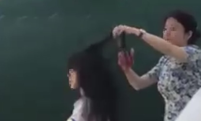 Vụ cô giáo cắt tóc học sinh trên bục giảng: Cô trò ôm nhau giảng hòa - 3 Vụ cô giáo cắt tóc học sinh trên bục giảng: Cô trò ôm nhau giảng hòa - 3