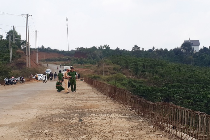 Ô tô rơi xuống vực sâu 40m, hai ông cháu tử vong - 3 Ô tô rơi xuống vực sâu 40m, hai ông cháu tử vong - 3