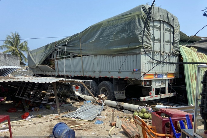 Xe tải tông vào nhà dân, nhiều người bị thương - 1 Xe tải tông vào nhà dân, nhiều người bị thương - 1