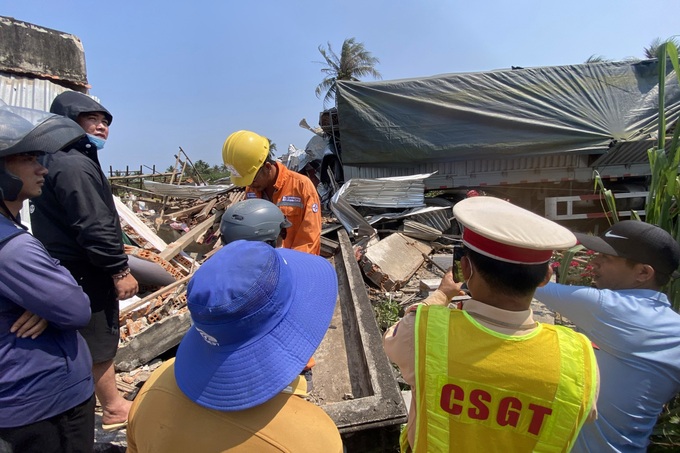 Xe tải tông vào nhà dân, nhiều người bị thương - 2 Xe tải tông vào nhà dân, nhiều người bị thương - 2