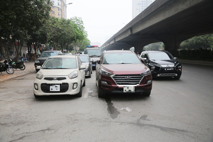 Hà Nội: Xử phạt hàng loạt ô tô đỗ tràn lòng đường vì chung cư hết chỗ để - 2